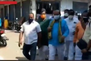 హైదరాబాదులో లాక్ డౌన్ నిబంధనలు బేఖాతరు చేసిన టిఆర్ఎస్ ఎమ్మెల్యే, పాతబస్తీ వాసులు