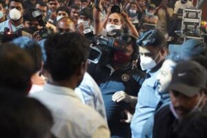 సెటైర్‌:  ఫ్యాన్సు తోక వంక‌ర‌