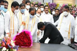 కేసీఆర్‌కు కలెక్టర్ల పాద నమస్కారాలపై హాట్ డిబేట్..!