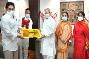 సతీమణితో కలిసి గవర్నర్‌ను కలిసిన జగన్