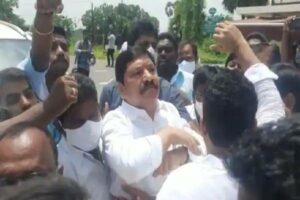చంద్రబాబు ఇంటిపై వైసీపీ రాళ్ల దాడి ..ఉండవల్లిలో టెన్షన్ టెన్షన్