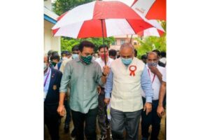 గొడుగు పట్టినందుకు కేటీఆర్‌కు ప్రశంసలే ప్రశంసలు..!