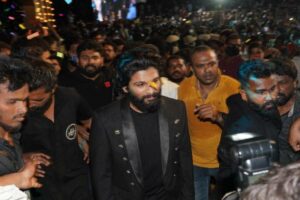అద్దాలు పగలుగొట్టిన అల్లు అర్జున్ ఫ్యాన్స్