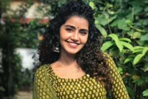 ముద్దు పెట్ట‌డానికి కూడా డ‌బ్బులు తీసుకుందా?