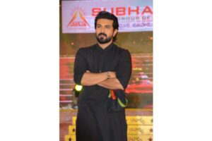 స్టేజీపై దూసుకొచ్చిన‌ ఫ్యాన్‌.. చ‌ర‌ణ్ సెటైర్‌