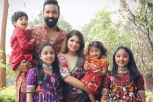 మంచు ఇంట్లోంచి.. సింగ‌ర్స్ వ‌చ్చారు