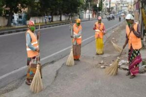 నిలిపివేసింది ఇస్తారు – పారిశుద్ధ్య కార్మికులపైనా అదే ప్లాన్!