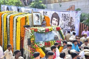 అశ్రునయనాలతో సూపర్ స్టార్ కృష్ణకి తుది వీడ్కోలు