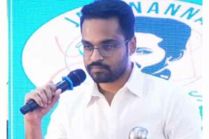 పరారీలో కుమార సజ్జల – లుకౌట్ నోటీసులు జారీ