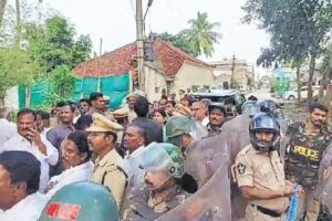 వైసీపీకి అంటుకున్న దళితులపై దాడుల మంటలు !
