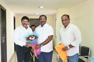 బసవతారకం హాస్పిటల్ కు వీల్ ఛైర్లు అందించిన పొట్లూరి రవి.