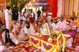 కేసీఆర్‌తో రాజశ్యామల యాగం చేయిస్తున్న స్వరూపానంద !