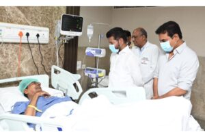 కేసీఆర్‌ను స్వయంగా పరామర్శించిన సీఎం రేవంత్