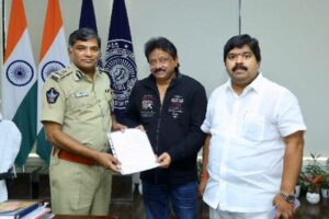 హైదరాబాద్‌లో బెదిరిస్తే విజయవాడకెళ్లి కేసు పెట్టిన ఆర్జీవీ !