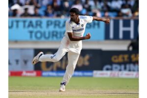 రాజ్ కోట్ టెస్ట్‌: అశ్విన్ క‌నిపించ‌డం లేదు