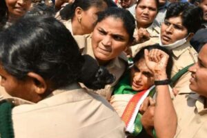 షర్మిలపై తెలంగాణను మించి ఏపీ పోలీసుల దాష్టీకం – విజయమ్మ స్పందనేమిటో ?