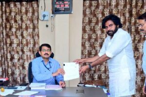 పవన్‌ను ఆశీర్వదించిన పిఠాపురం !