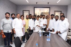 రేవంత్ ను కలిసిన రోహిత్ వేముల తల్లి..కేసు రీఓపెన్ కు హామీ