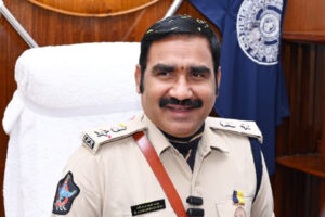 కృష్ణా ఎస్పీ గంగాధర్‌పై వ్యతిరేకత ఎందుకు ?