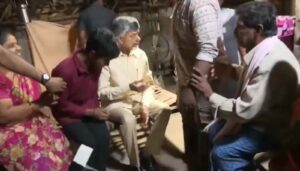 తెల్లారేపాటికి లబ్దిదారుల చేతిలో పింఛన్… స్వయంగా అందించిన చంద్రబాబు
