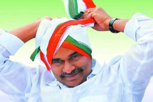 పాపం YSR – జగన్ వదిలేశారు !