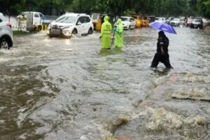 కుండ‌పోత వ‌ర్షాలు… మ్యాన్ హోల్స్ పై అధికారుల కీల‌క సూచ‌న‌