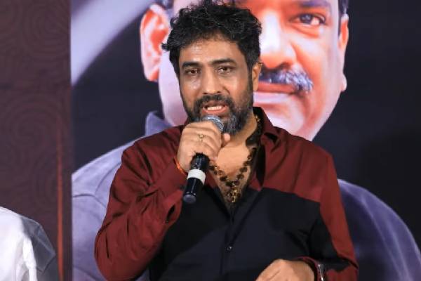 yvs chowdary hot comments over NTR