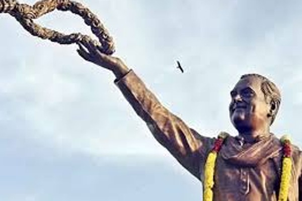 Namasthe telangana over action on installation of rajiv gandhi statue