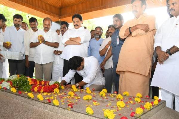 జగన్ రెడ్డి కడప వచ్చినా పట్టించుకోని లీడర్లు