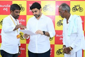 ప్రజాదర్బార్‌ @ 50: లోకేష్‌కు కష్టం చెప్పుకుంటే పరిష్కారమైనట్లే!