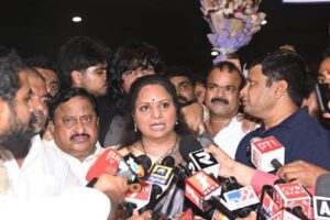 కేసీఆర్ దేవుడు.. ఆయన చుట్టూ దయ్యాలు ఉన్నాయి -లేఖపై కవిత క్లారిటీ