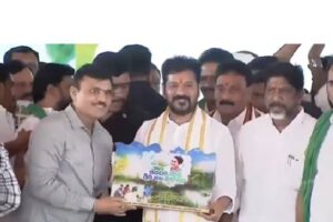 ఐఏఎస్ కాళ్లు మొక్కుడు: రేవంత్ ఇలా.. కేసీఆర్ అలా !