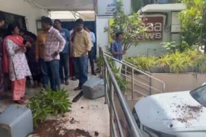 మహా న్యూస్ ఆఫీసులో బీఆర్ఎస్ కార్యకర్తల విధ్వంసం !