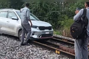 ఆ ట్రైన్ ట్రాక్ కార్ డ్రైవర్ .. లే ఆఫ్‌కు గురైన సాఫ్ట్‌వేర్ ఉద్యోగిని !