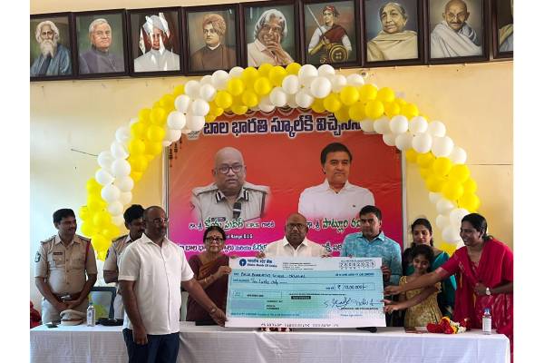 బాలభారతి పాఠశాల విద్యార్థులకు 10 లక్షల విరాళం