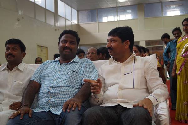 జోగి రమష్.. దాచాలంటే దాగవులే !
