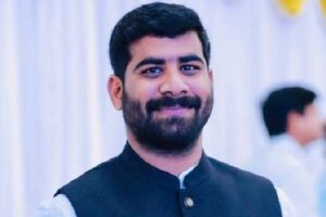వెంకటేష్ నాయుడు ఫోన్ ఓపెన్ చేస్తున్నారు!