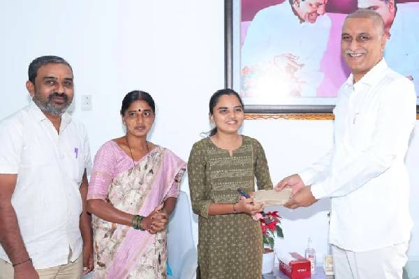 సిద్ధిపేట బిడ్డ కోసం ఇంటిని తాకట్టు పెట్టిన హరీష్ రావు !