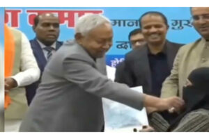 సీఎం నితీష్.. చిన్నపిల్లాడి చేష్టలు !