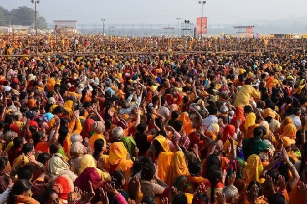 టూర్లు..ఆలయాలు.. ఎక్కడ చూసినా జనం…జనం !