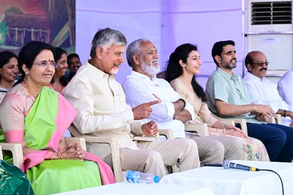 నారావారిపల్లెలో ప్రజల మధ్యన సీఎం కుటుంబం పుండుగ!