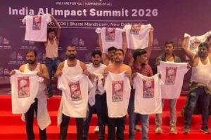 అర్థనగ్న ప్రదర్శనలో పోయిన కాంగ్రెస్ పరువు !