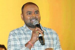 మెగాఫోన్ ప‌డుతున్న మ‌రో ర‌చ‌యిత‌