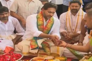హోమంలో పాల్గొన్న జగన్ – కానీ !