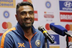 షాకింగ్ కామెంట్స్‌: ధోనీ రిటైర్ అయిపోతే మంచిది