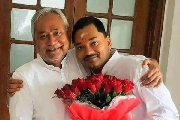 రాజకీయాల్లోకి నితీష్ కుమారుడు – అందరిలాగే!