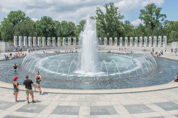 అబ్బో..  రెండో ప్రపంచయుద్ధ స్మారకంపై అమెరికన్లకు ఎంత గౌరవమో!?