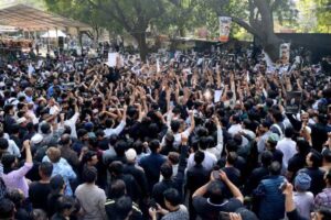 వార్: పిచ్చివాళ్ల లోకంగా మారిన సోషల్ మీడియా