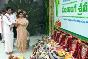 జగన్ హిందూ వేషాలు- ఖర్చు చెవిరెడ్డికి..ఆదాయం సాక్షికి!