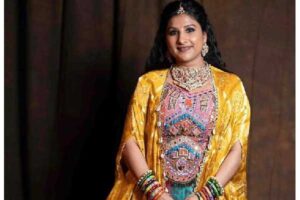 భుజాలు తడుముకుంటున్నట్లుగా మంగ్లీ తీరు!